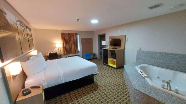 Days Inn & Suites by Wyndham Huntsville
