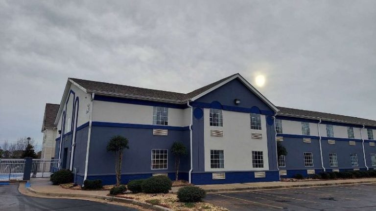 Days Inn & Suites by Wyndham Huntsville