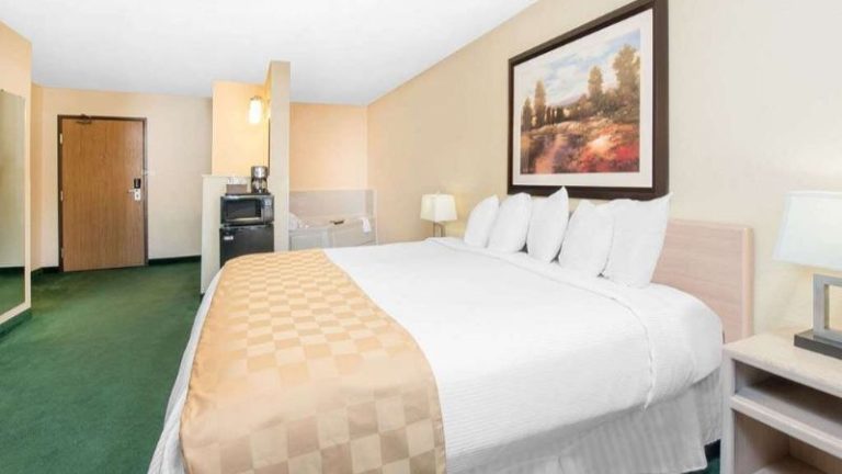 Days Inn & Suites by Wyndham Fargo 19th Ave/Airport Dome