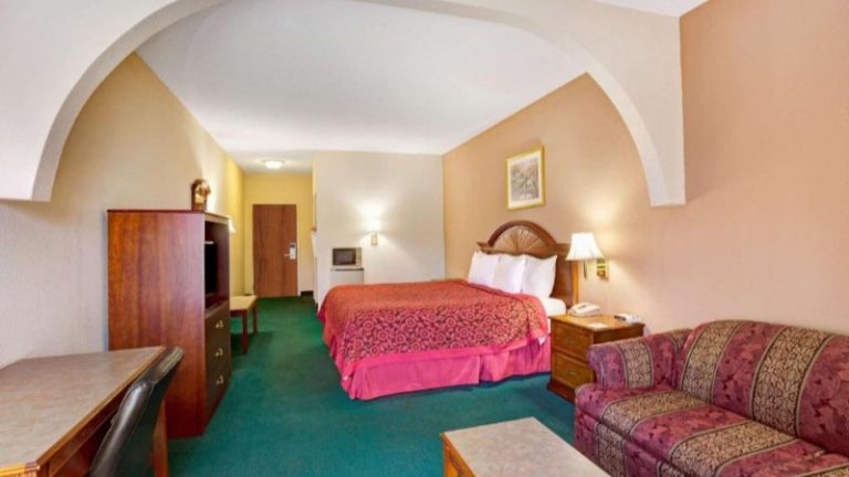 Days Inn & Suites by Wyndham Louisville SW