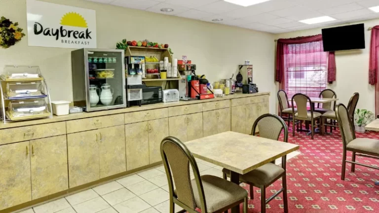 Days Inn & Suites by Wyndham Louisville SW