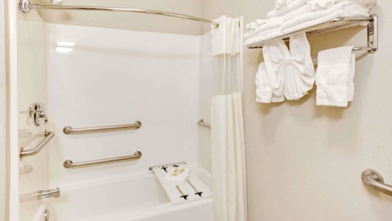 Days Inn & Suites by Wyndham Louisville SW