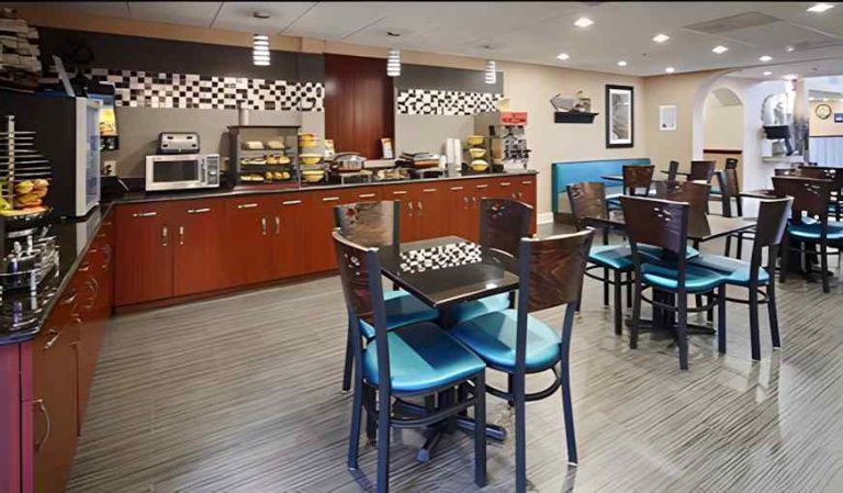 Days Inn & Suites by Wyndham Sam Houston Tollway