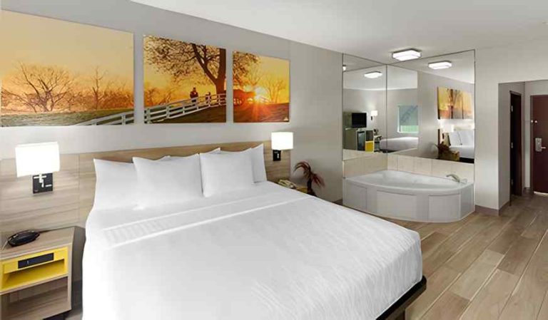 Days Inn & Suites by Wyndham Sam Houston Tollway