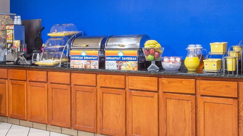 Days Inn & Suites by Wyndham Thibodaux, room with private jacuzzi, photo 6