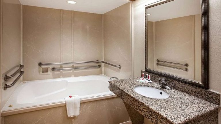 Days Inn & Suites by Wyndham Tyler