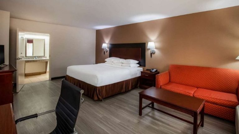 Days Inn & Suites by Wyndham Tyler