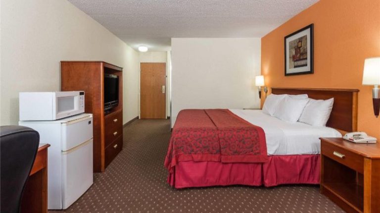 Days Inn & Suites by Wyndham Bloomington/Normal IL