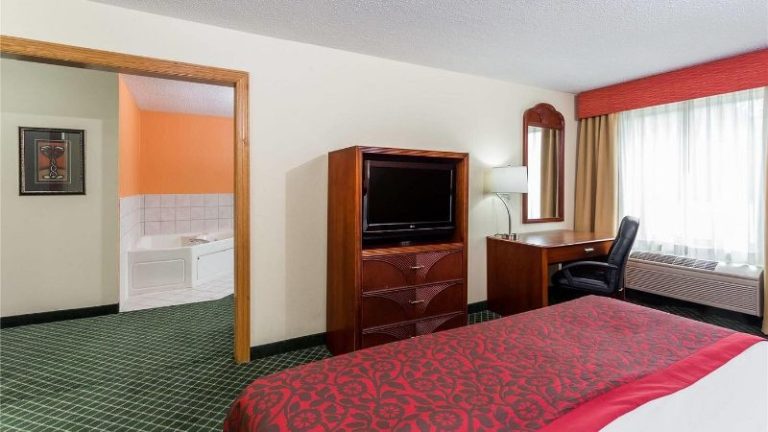 Days Inn & Suites by Wyndham Bloomington/Normal IL