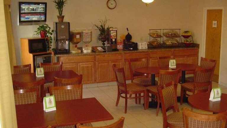 Days Inn & Suites by Wyndham Bloomington/Normal IL