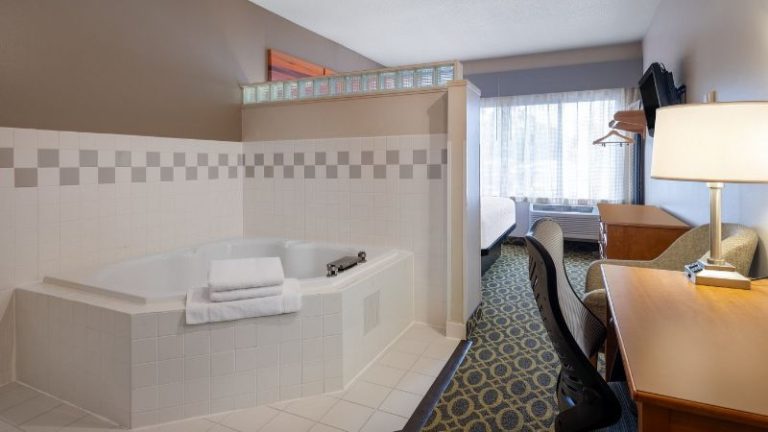 Days Inn & Suites by Wyndham Madison