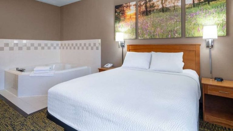 Days Inn & Suites by Wyndham Madison
