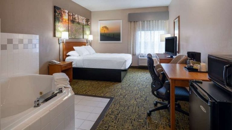 Days Inn & Suites by Wyndham Madison