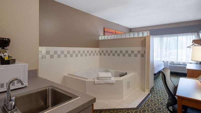 Days Inn & Suites by Wyndham Madison