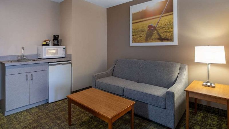 Days Inn & Suites by Wyndham Madison, room with private jacuzzi, photo 6