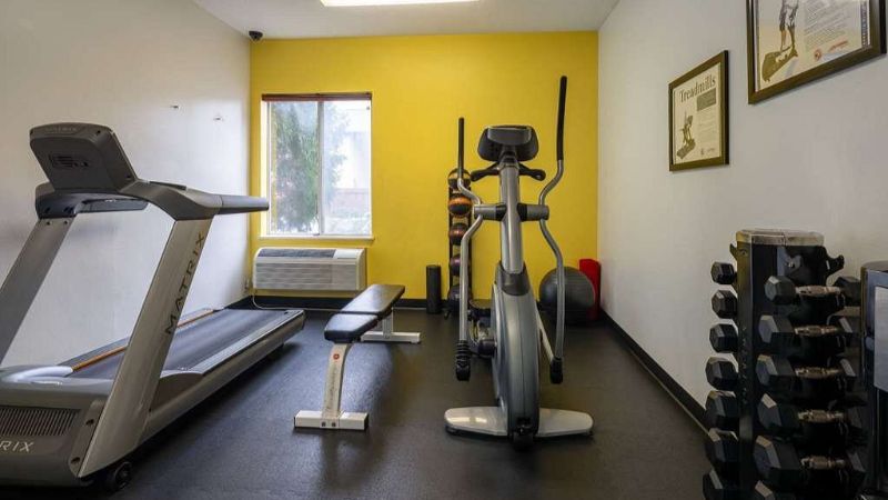 Days Inn & Suites by Wyndham Madison, room with private jacuzzi, photo 7