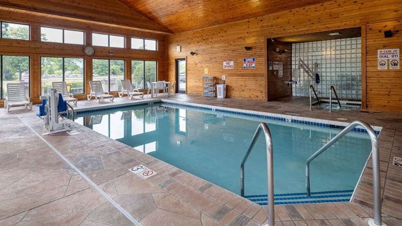 Days Inn & Suites by Wyndham Madison, room with private jacuzzi, photo 8
