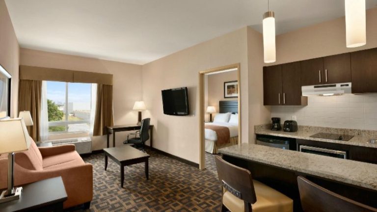 Days Inn & Suites by Wyndham Winnipeg Airport Manitoba