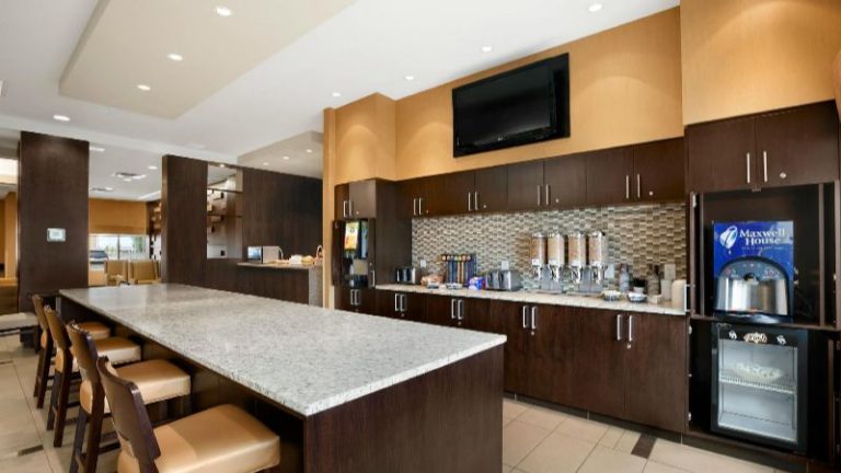 Days Inn & Suites by Wyndham Winnipeg Airport Manitoba