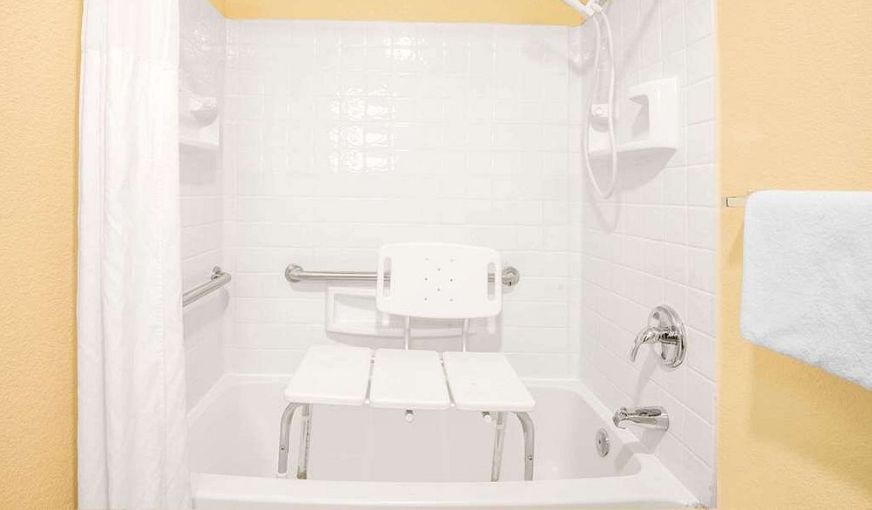 Days Inn by Wyndham Gettysburg, room with private jacuzzi, photo 2