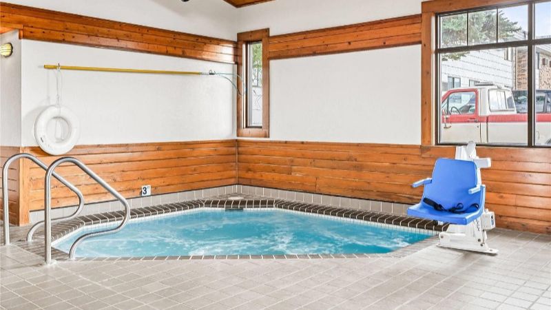 Days Inn by Wyndham Helena, room with private jacuzzi, photo 6