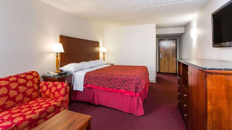 Rodeway Inn High Point – Archdale, room with private jacuzzi, photo 2