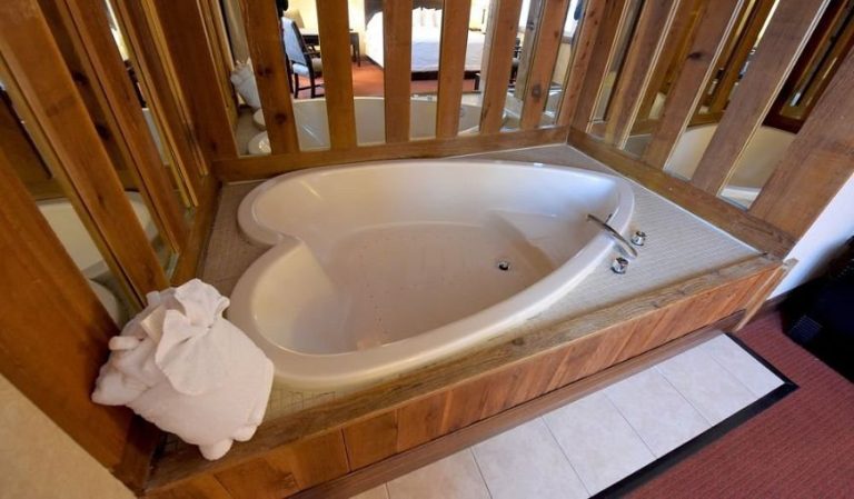 Days Inn by Wyndham Mackinaw City – Lakeview