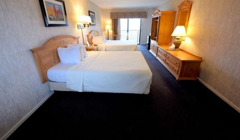 Days Inn by Wyndham Mackinaw City – Lakeview