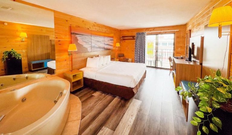 Days Inn by Wyndham Mackinaw City – Lakeview
