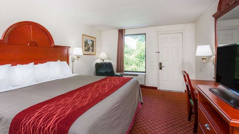 Days Inn by Wyndham Winston Salem North, room with private jacuzzi, photo 3