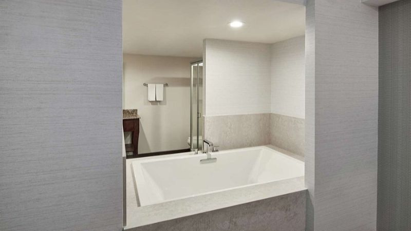 DoubleTree by Hilton Fullerton 1 - jacuzzi hotel room