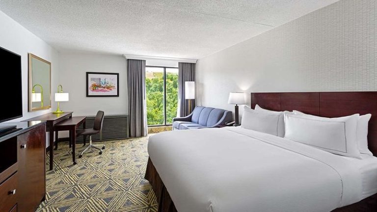 DoubleTree by Hilton Hotel Pittsburgh – Meadow Lands