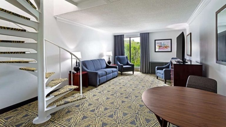 DoubleTree by Hilton Hotel Pittsburgh – Meadow Lands