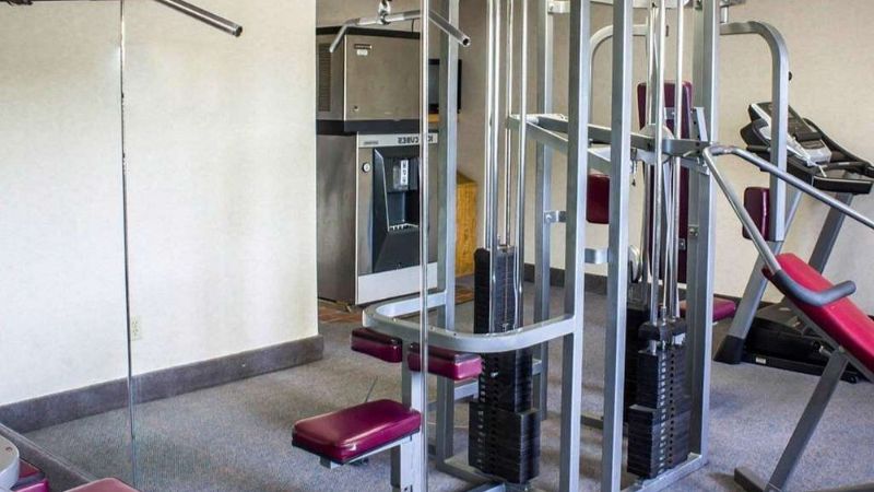 Econo Lodge Colonie Center Mall, room with private jacuzzi, photo 6