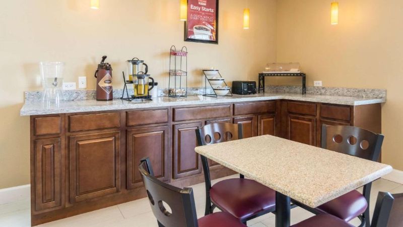 Econo Lodge Inn & Suites North Little Rock Near Riverfront, room with private jacuzzi, photo 6