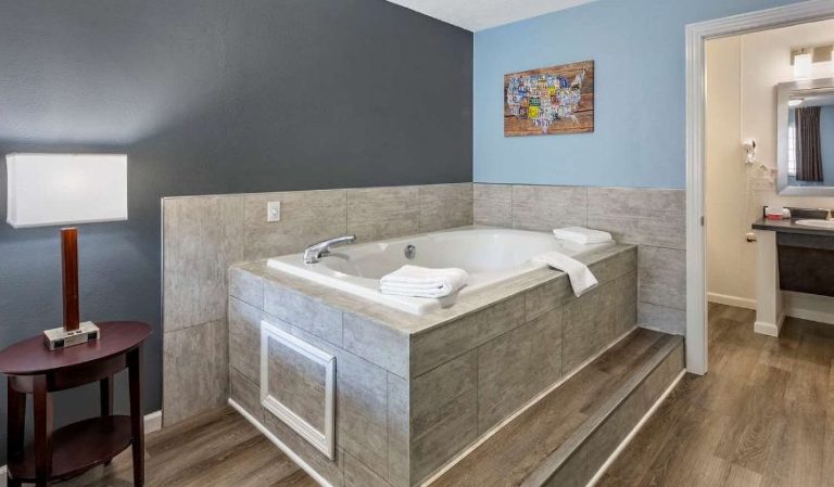 Econo Lodge Inn & Suites South
