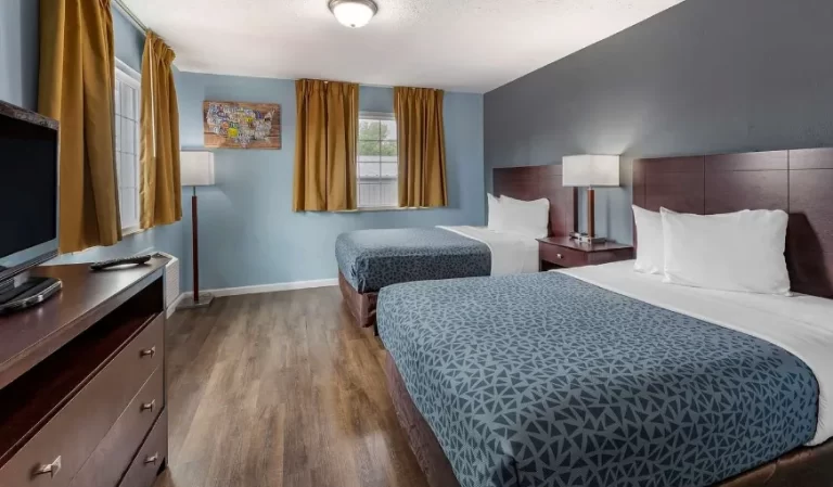 Econo Lodge Inn & Suites South