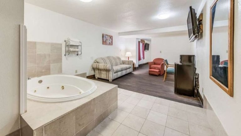 Econo Lodge Truman Inn