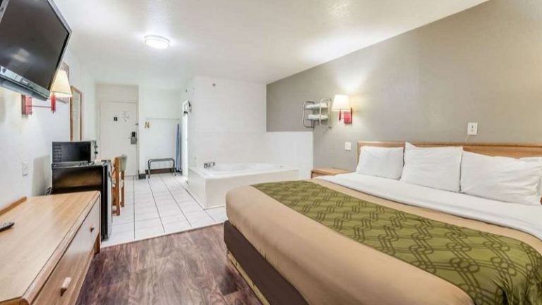 Econo Lodge Truman Inn