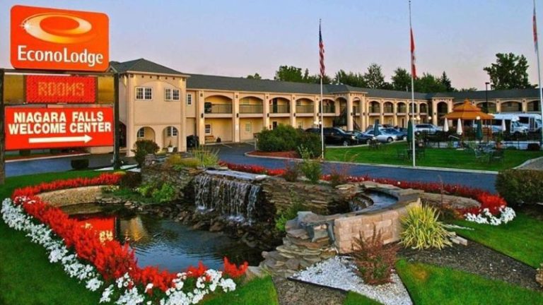 Econo Lodge at the Falls North