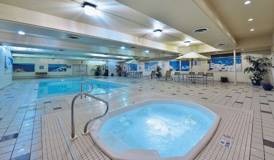 Edmonton Hotel & Convention Centre, room with private jacuzzi, photo 7