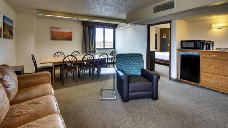 EverSpring Inn & Suites – Bismarck, room with private jacuzzi, photo 4