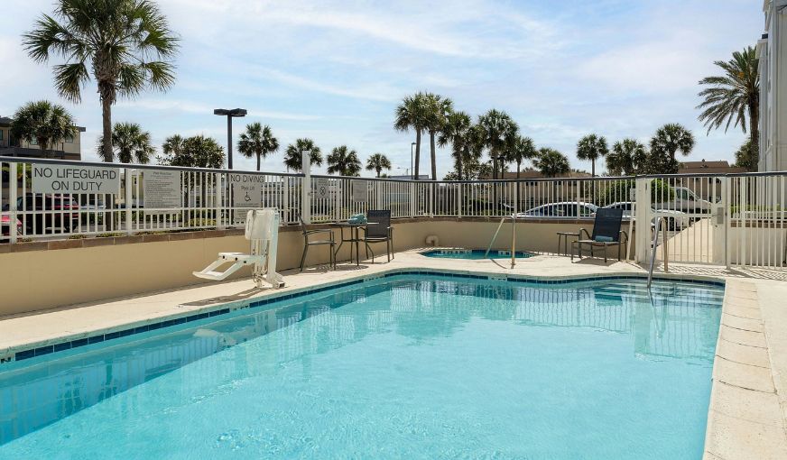 Fairfield Inn & Suites by Marriott Jacksonville Beach, room with private jacuzzi, photo 7