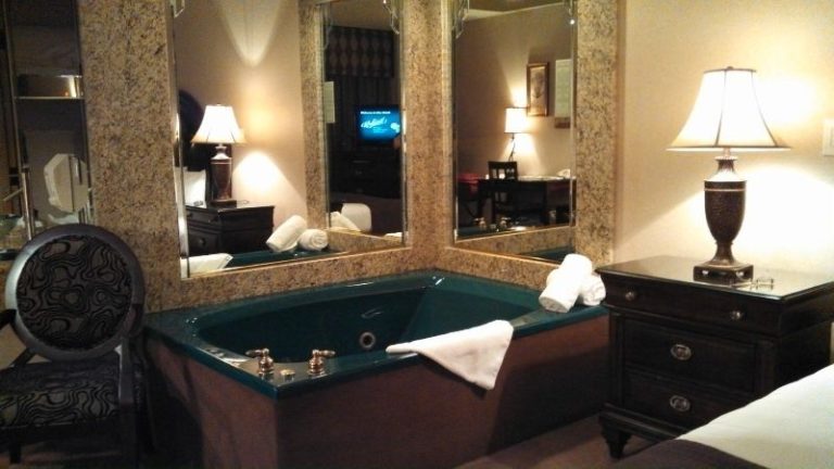 Garden Place Hotel, room with private jacuzzi, photo 3