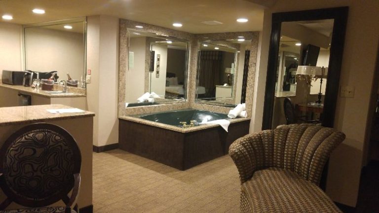 Garden Place Hotel, room with private jacuzzi, photo 2