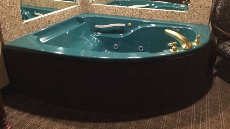 Garden Place Hotel, room with private jacuzzi, photo 4