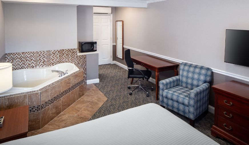 Golden Gables Inn, room with private jacuzzi, photo 3