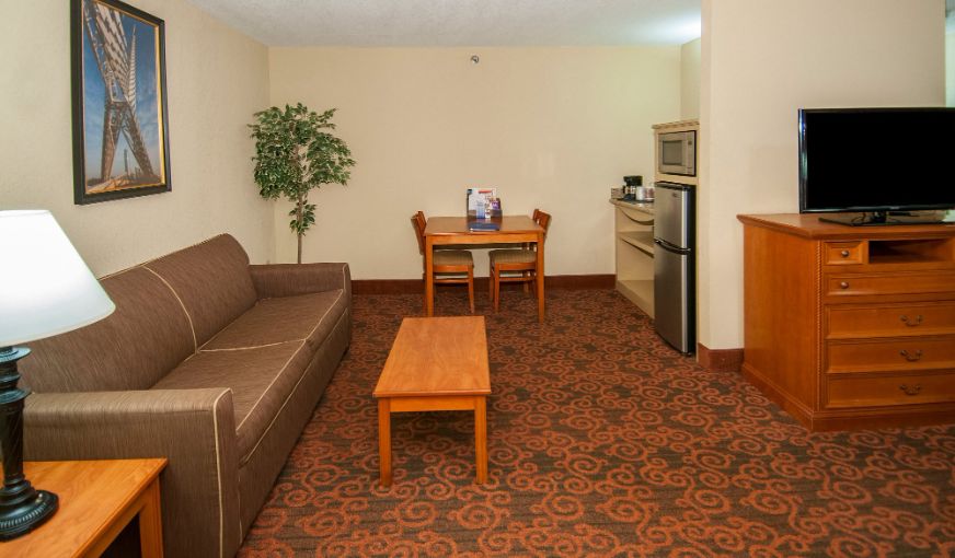 Governors Suites Hotel, room with private jacuzzi, photo 4