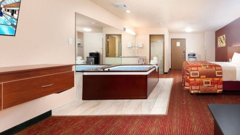 Grand Marquis Waterpark Hotel & Suites