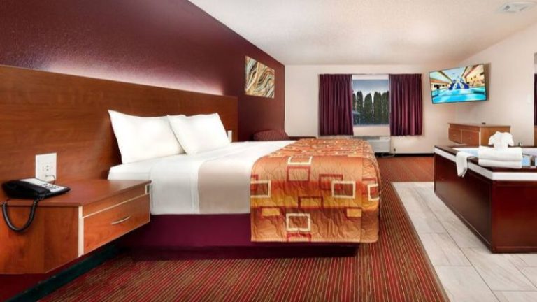Grand Marquis Waterpark Hotel & Suites